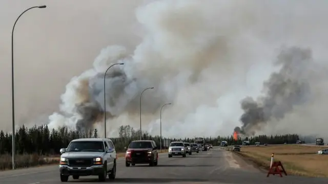 Ribuan warga berupaya mengungsi dari Fort McMurray.
