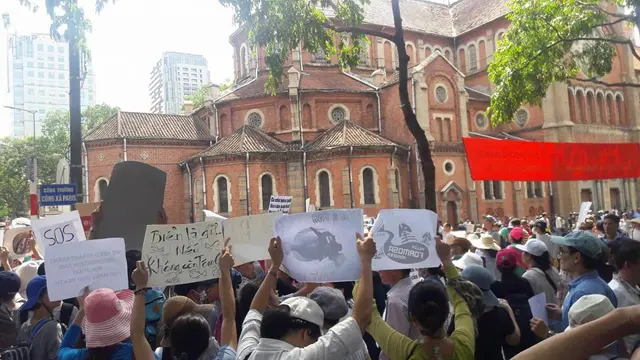 Quang cảnh tại Nhà thờ Đức Bà sáng 8/5