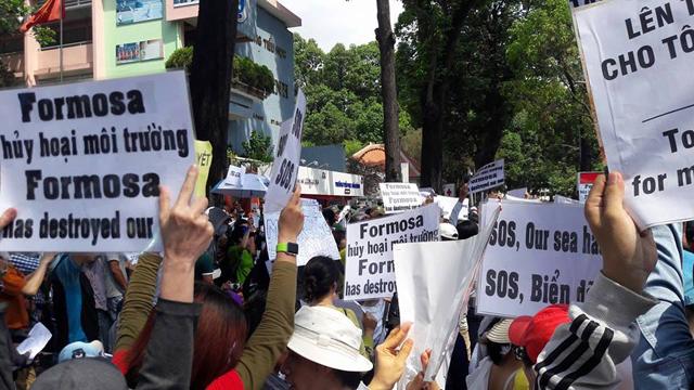 Các cuộc biểu tình diễn ra vì thảm họa cá chết ở miền Trung Việt Nam