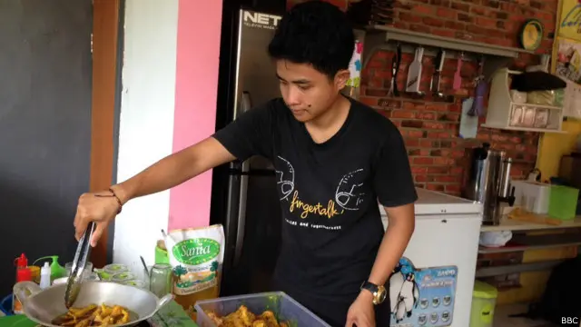 Juru masak di Kafe Fingertalk mendapat pelatihan memasak di salah satu hotel berbintang di Bali.