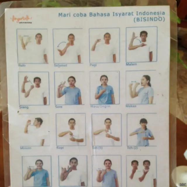 Setiap meja di Kafe Fingertalk dilengkapi panduan sederhana bahasa isyarat.