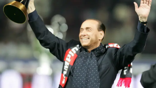 時任AC米蘭主席貝盧斯科尼舉起世俱杯