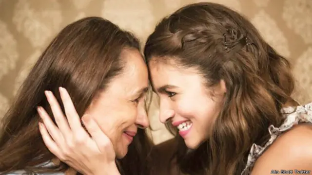 सोनी राजदान और आलिया भट्ट.