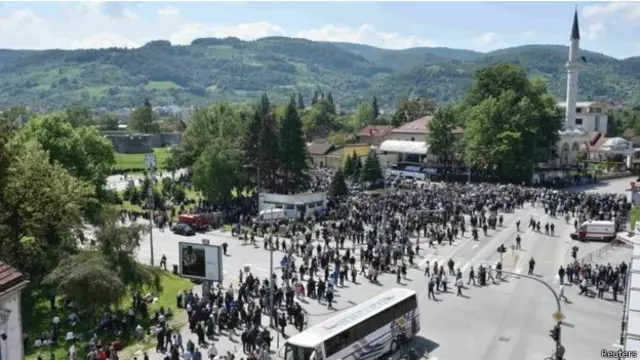 Bus-bus dari berbagai penjuru Bosnia mengantarkan ribuan umat muslim ke acara pembukaan kembali Masjid Ferhad Pasha.