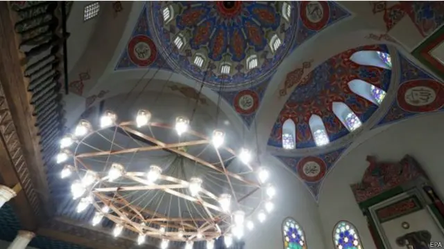 Wujud interior Masjid Ferhad Pasha.