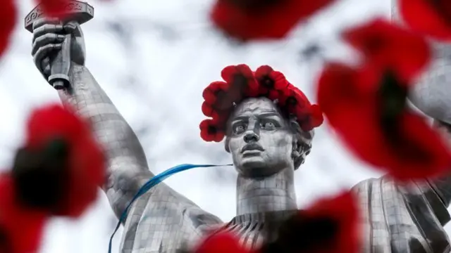 Символом пам’яті жертв війни в Україні став червоний мак, як і в багатьох країнах Європи