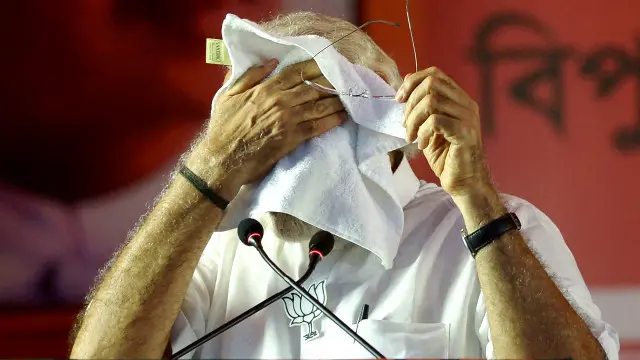 دو سال میں مودی نے ایک دن کی بھی چھٹی نہیں لی ہے