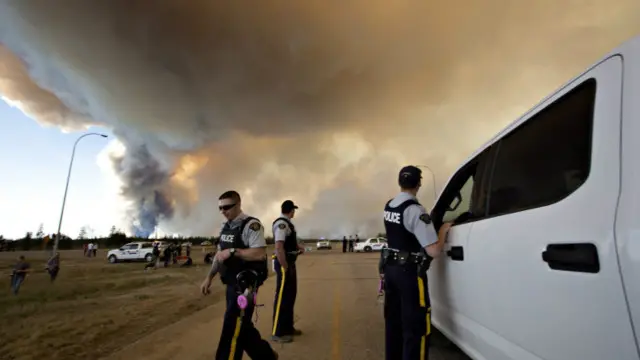له ۸۰ زره ډېر کسان له فورټ مکرې سیمې هغه مهال ووتل، چې تېره اونۍ ددغې سیمې ونو بوټو کې اور ولګید
