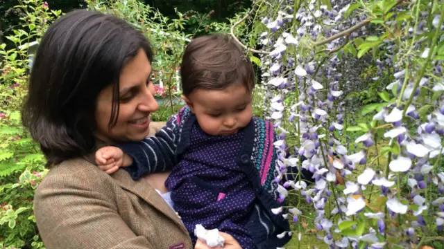 خانم زاغری با فرزندش عازم بریتانیا بود که بازداشت شد