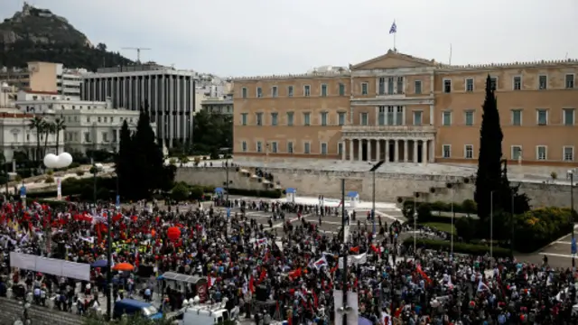 Les syndicats disent que ces réformes sonnent la fin pour les grecs.