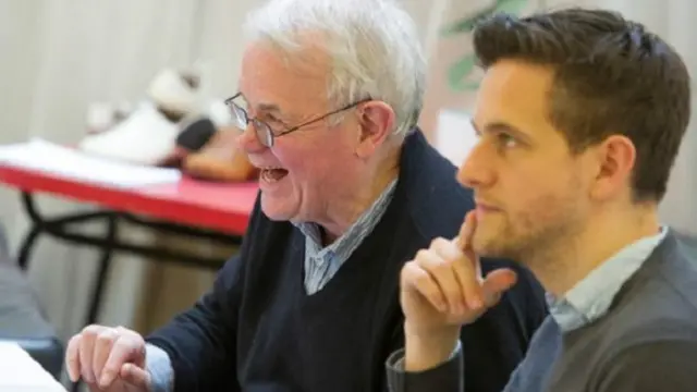 الكاتب المسرحي هوارد برينتون (يسار) يقول إن لورانس كان "رجلا مثيرا للاهتمام بصورة اسثتنائية"