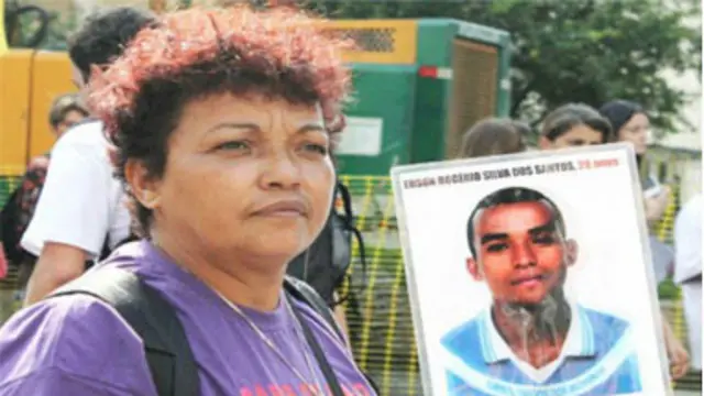 Débora da Silva com cartaz do filho Edson dos Santos, morto em maio de 2006
