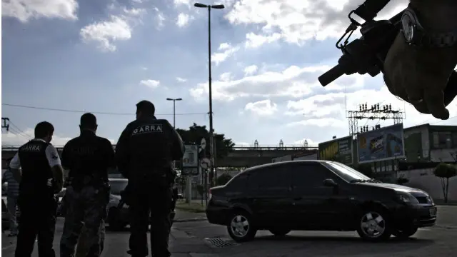 Grupo de policiais civis de guarda após ataque a base policial em São Paulo em maio de 2006