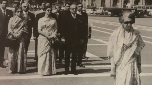 रोमानिया में एक राजनेता के स्मारक पर इंदिरा गांधी.