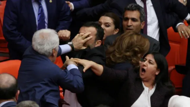 د پارلمان د غړو خوندیتوب سلبولو لایحې پر سر د خلق دیموکراتیک ګوند او عدالت او پراختیا ګوند غړو ترمنځ اخ و ډب 