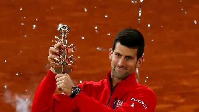 بفوزه باللقب الأخير عادل اللاعب الصربي عدد ألقاب الأسطورتين بيت سامبراس وبيورن بورج