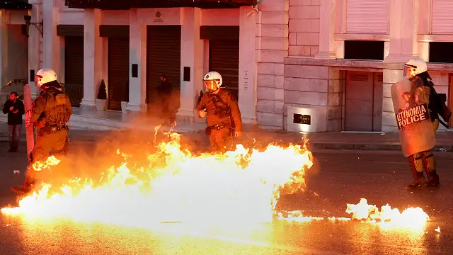 雅典街头向警方丢掷汽油弹的抗议民众。