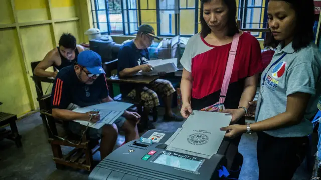 菲律宾全国5400多万注册选民将在多达7000个岛上的投票站投票。