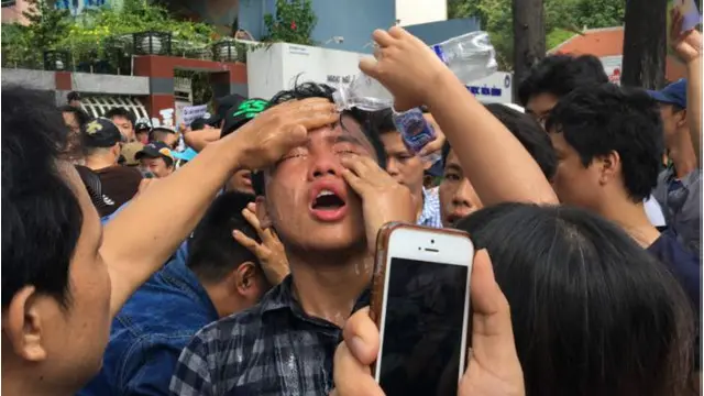 Một thanh niên 16 tuổi được người dân giúp đỡ khi bị xịt hơi cay