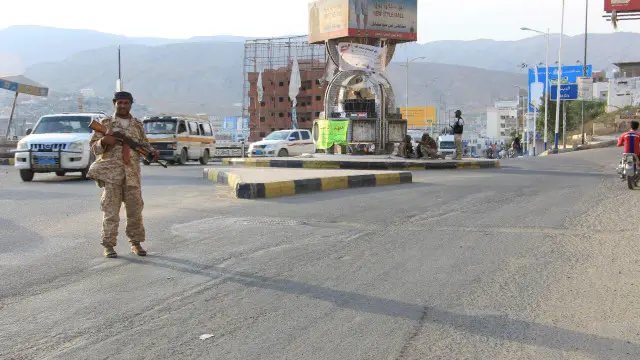 سكان المكلا تنفسوا الصعداء بعد استعادة الحكومة سيطرتها على المدينة من أيدي تنظيم القاعدة