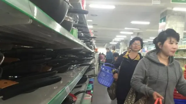 外国观察人士说，平壤出现“迷你腾飞”，到处可见市场和小商店