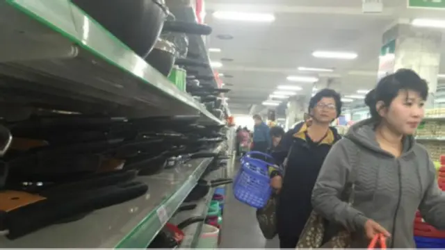 外国观察人士说,平壤出现“迷你腾飞”,到处可见市场和小商店。