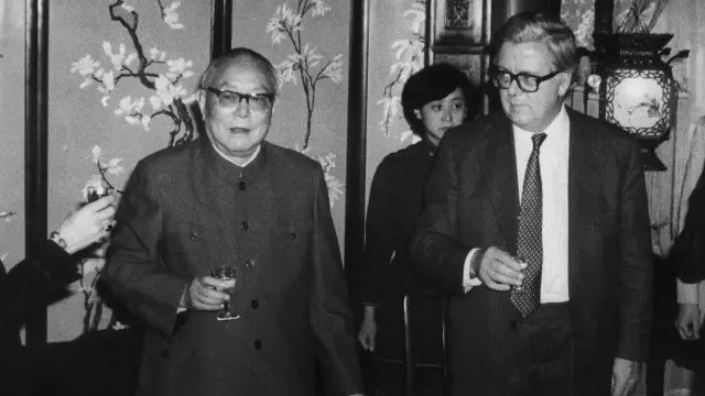 Phó Chủ tịch Đảng CS Lý Tiên Niệm (trái) là lãnh tụ cao cấp nhất của TQ  dự Đại hội Đảng Lao động Triều Tiên năm 1980