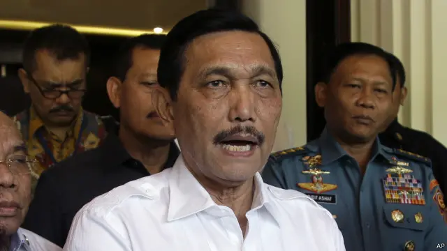 Menkopolhukkam Luhut Panjaitan menanggapi pertanyaan tentang seberapa efektif program deradikalisasi.