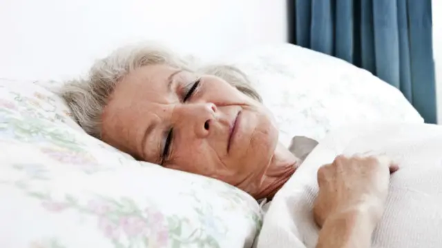 A medida que cumplimos años, dormimos menos y nos levantamos más temprano.