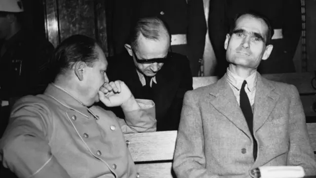 Герман Геринг и Рудольф Гесс на Нюрнбергском процессе