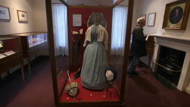 Pakaian dan aksesoris yang dikenakan oleh Charlotte Brontë dipamerkan di ruangan bekas kamar tidurnya di bangunan yang dulu merupakan rumah dia dan saudarinya, tapi kemudian menjadi museum, di Haworth, Inggris.