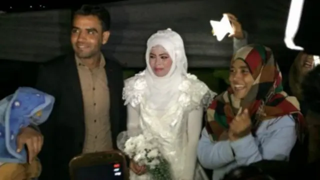 دلھن کو شادی کا لباس ایک قریبی قصے کے میئر نے تحفتاً دیا