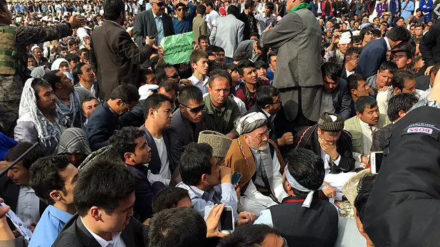 رهبران عمده هزاره پس از اعلام قاطع از خواستهای معترضان، در کنار آنها روی خاک نشستند با همبستگی خود را با آنها نشان دهند