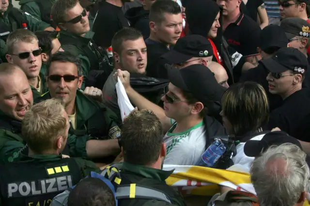 Стычка между полицейскими и неонацистами в день годовщины со дня смерти Рудольфа Гесса