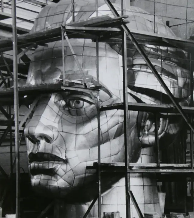 Монтаж обличчя Батьківщини-Матері на київському заводі ім. Паризької комуни 