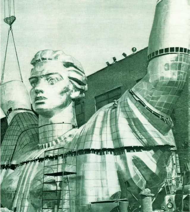 Під час контрольного складання на заводі верхньої частини скульптури 