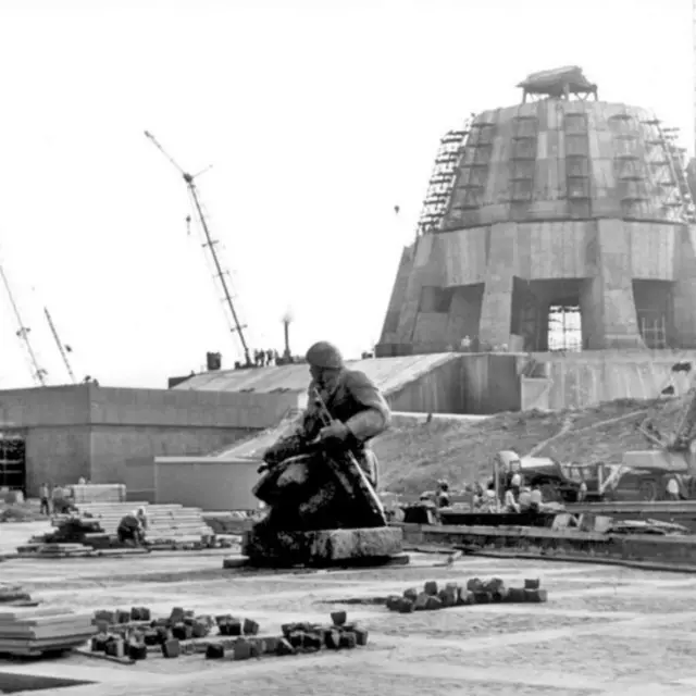 Так виглядав будівельний майданчик на Печерську 1980 року. До 35-річчя Перемоги об'єкт не готовий 