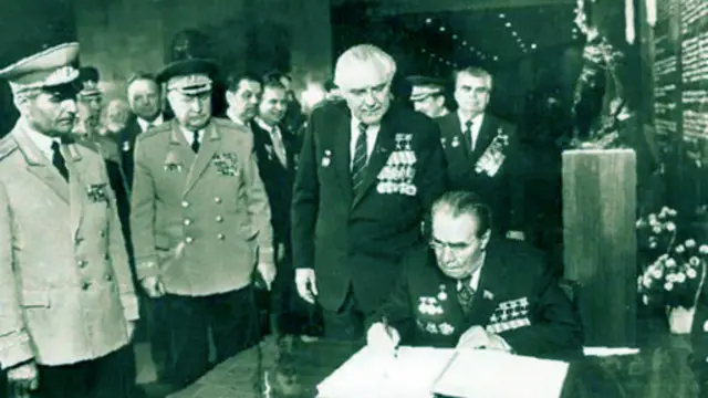 Брежнєв розписується у книзі почесних відвідувачів музею. Київ, 9 травня 1981 року