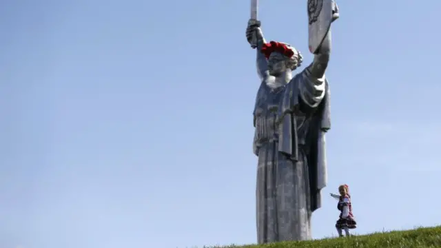 На "Батьківщину Мати" одягли вінок з маків - символ жертв війни