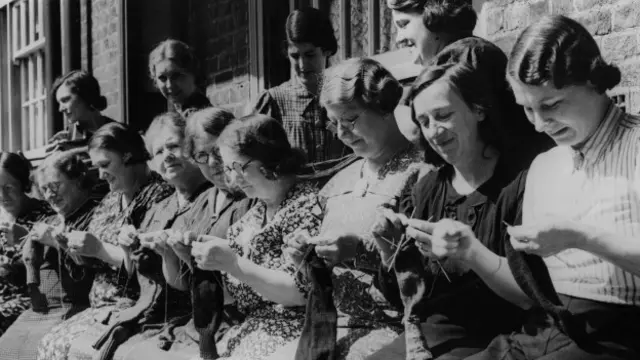 Женщины вяжут носки для армии