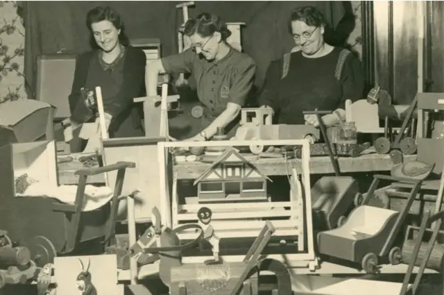 Женщины на заводе