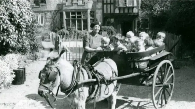 Женщины с повозкой