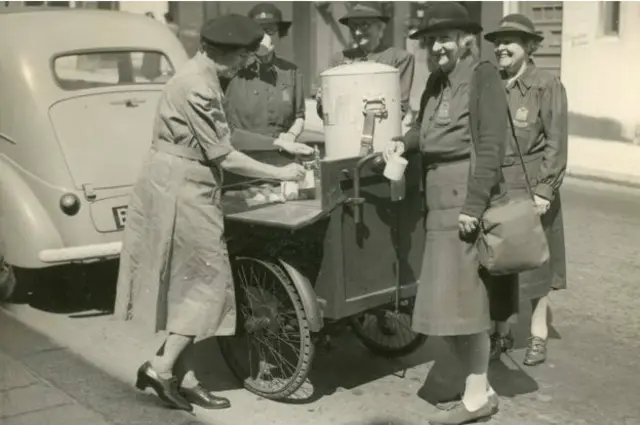 Женщина и повозка с чаем