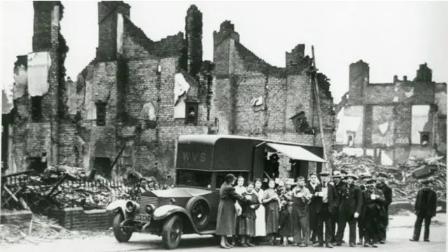 Женщины на развалах после налета