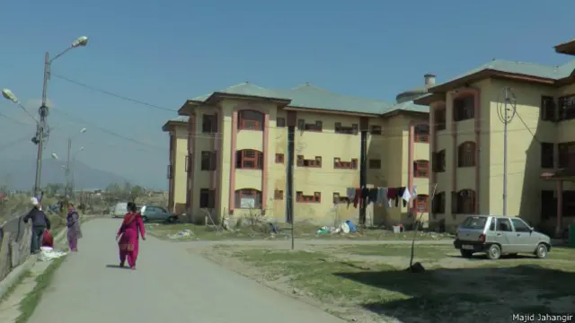 पंडितों के ट्रांज़िट कैंप जो प्रधानमंत्री पैकेज के तहत कश्मीर लौटे हैं