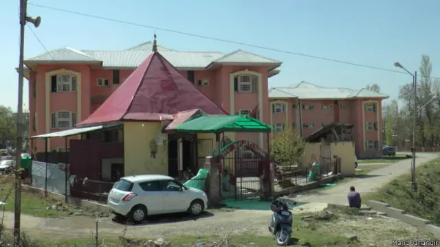 पंडितों के ट्रांज़िट कैंप जो प्रधानमंत्री पैकेज के तहत कश्मीर लौटे हैं