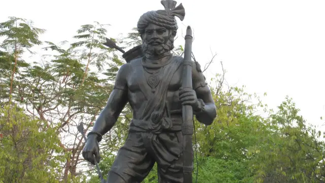 महाराणा प्रताप की मदद करने वाले पुंजा भील की प्रतिमा की तस्वीर.