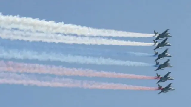 قاذفات القنابل اس يو-25 حلقت في تشكيلات فوق الميدان الأحمر