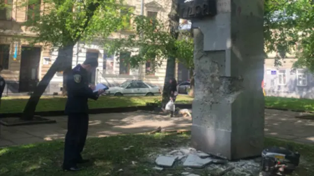 Правоохоронці кажуть, що захищали пам'ятник 