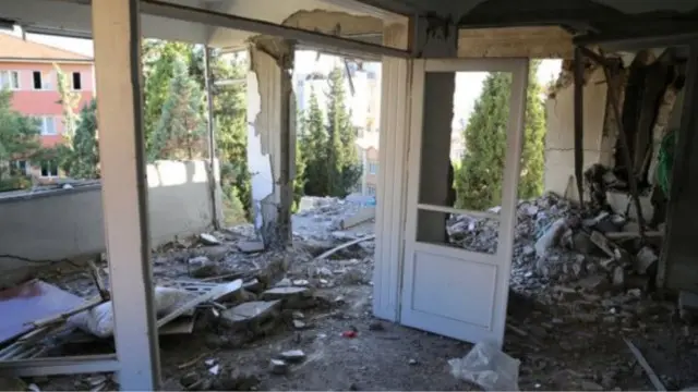 استهدفت الصواريخ بناية سكنية، وتبعثرت النوافذ والركام